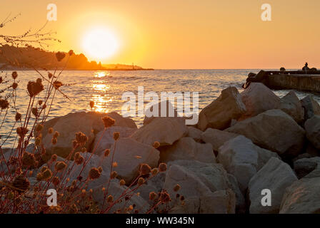 Lever du soleil sur la côte rocheuse de la mer Noire ; Bulgarie ; Banque D'Images