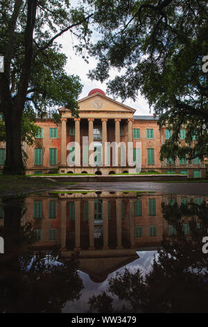 Randolph Hall reflète dans une flaque, College of Charleston Banque D'Images