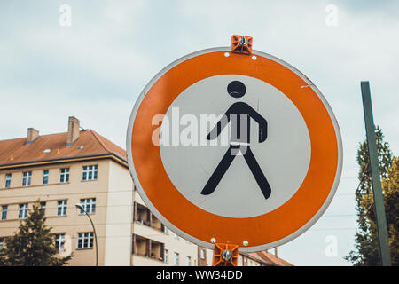 Signe de la circulation des piétons avec fond nuageux Banque D'Images