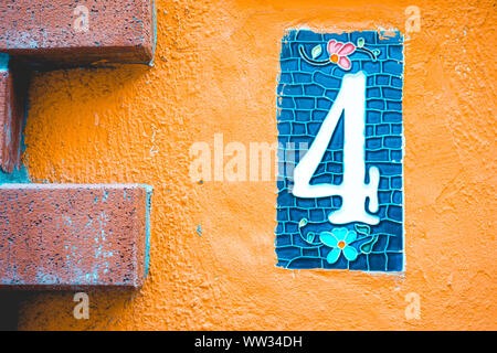 Numéro 4 affiche de porte sur fond orange Banque D'Images