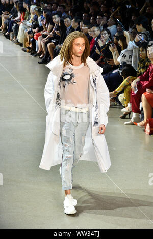 Un homme model designer pour Taoray Wang lors de la Fashion Week de New York Printemps 2019 au Tribeca Studios à Paris (6256). Banque D'Images