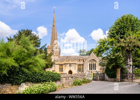 L'église de St Michel et tous les anges dans le village de Cotswold Stanton, Gloucestershire UK Banque D'Images