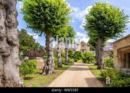 L'entrée en voiture de Stanton Cour dans le village de Cotswold Stanton, Gloucestershire UK Banque D'Images