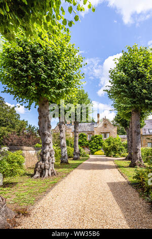 L'entrée en voiture de Stanton Cour dans le village de Cotswold Stanton, Gloucestershire UK Banque D'Images