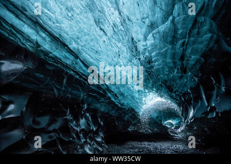 À l'intérieur d'une grotte de glace en Islande Banque D'Images