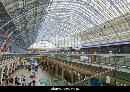 Plafond de verre et d'acier à St Pancras International Rail Station, Londres, Angleterre. Banque D'Images