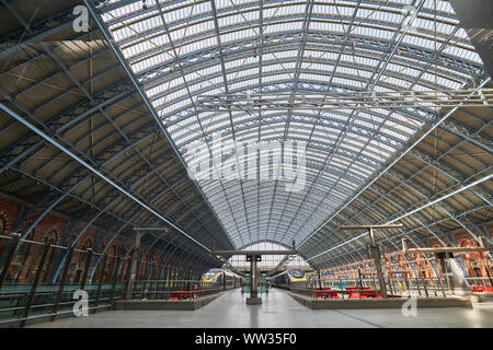 Plafond de verre et d'acier à St Pancras International Rail Station, Londres, Angleterre. Banque D'Images