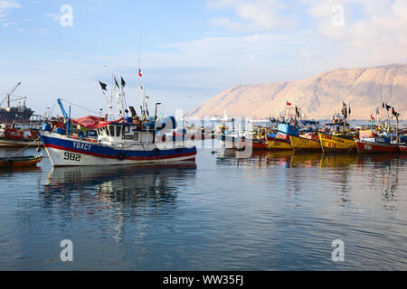 IQUIQUE, CHILI - 22 janvier 2015 : les bateaux de pêche d'un ancrage dans le port d'Iquique le 22 janvier 2015 à Iquique, Chili Banque D'Images