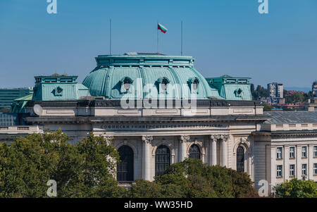 Une photo de la façade principale de l'Université Saint Kliment Okhridski de Sofia, à Sofia. Banque D'Images