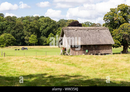 Le pavillon de cricket en bois de chaume, dressé sur staddle pierres dans le village de Cotswold, Gloucestershire Stanway UK - il a été construit en 1925 par Joh Banque D'Images