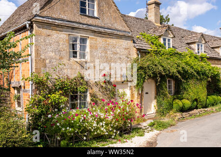 Fleurs d'été sur Cotswold cottages en pierre dans le village de Stanway Bois, Gloucestershire UK Banque D'Images