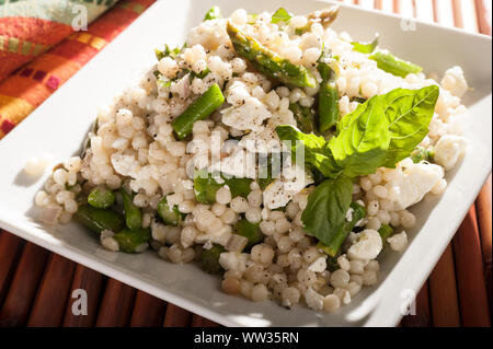 Couscous israélien Ricotta Salata Asperges Banque D'Images