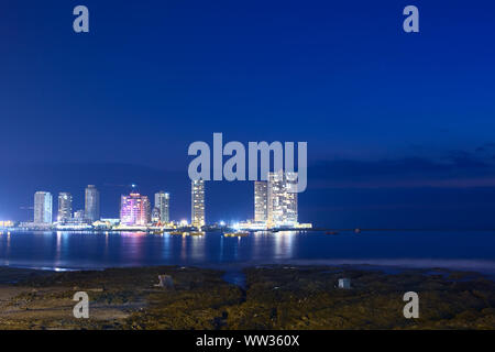 IQUIQUE, CHILI - 22 janvier 2015 : la presqu'à la fin de Cavancha beach avec des hôtels et immeubles modernes photographié dans la soirée Banque D'Images