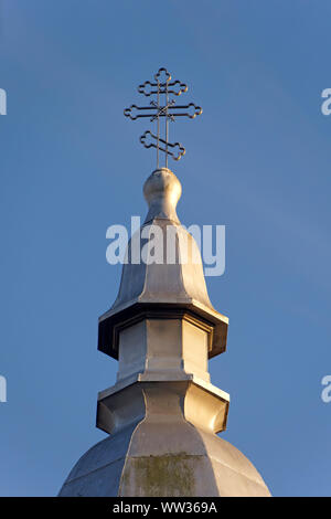 Gros plan du fer à repasser croix orthodoxe russe en haut d'un clocher d'église, Sainte Trinité Cathédrale Orthodoxe Ukrainienne, Vancouver, British Columbia, Canada Banque D'Images