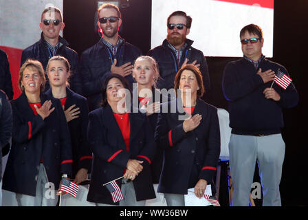 Le capitaine de l'équipe États-unis Juli Inkster (deuxième à droite, rangée du bas) chante l'hymne national en même temps que les joueurs et les caddies pendant la cérémonie d'ouverture de la Solheim Cup 2019 à Gleneagles Golf Club, à Auchterarder. Banque D'Images