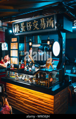 Taichung, Taiwan : la préparation du vendeur de gaufres oeufs style hong kong à sa street food à Taichung night market Banque D'Images