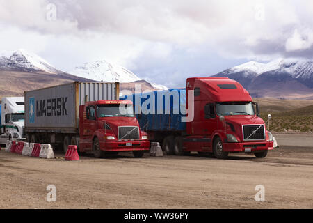 PASO CHUNGARA-Tambo Quemado, CHILI-Bolivie - Le 21 janvier 2015 : les camions se tenant dans la ligne au passage de la frontière entre le Chili et la Bolivie à Chungara Banque D'Images