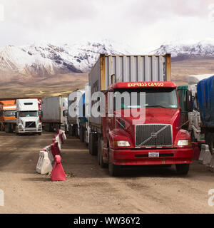 PASO CHUNGARA-Tambo Quemado, CHILI-Bolivie - Le 21 janvier 2015 : les camions se tenant dans la ligne au passage de la frontière entre le Chili et la Bolivie à Chungara Banque D'Images