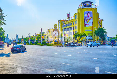 BANGKOK, THAÏLANDE - 24 avril 2019 : l'avenue Ratchadamnoen Road est la plus grande dans le vieux quartier de Bangkok et est décorée de drapeaux et de portraits Banque D'Images