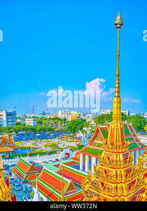 BANGKOK, THAÏLANDE - 24 avril 2019 : La vue sur les rues de quartier historique de Bangkok depuis le haut de Loha Prasat temple, le 24 avril à Bangk Banque D'Images