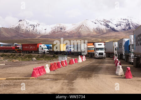 PASO CHUNGARA-Tambo Quemado, CHILI-Bolivie - Le 21 janvier 2015 : les camions se tenant dans la ligne au passage de la frontière entre le Chili et la Bolivie à Chungara Banque D'Images