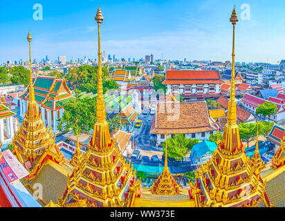 BANGKOK, THAÏLANDE - 24 avril 2019 : Le grand Wat Ratchanatdaram complexe avec de nombreux édifices à des fins différentes et de flèches d'or Loha Prasat Banque D'Images