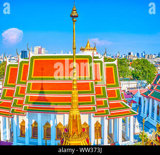 La magnifique vue sur le toit de tuiles colorées du temple de Wat Ratchanatdaram complexe avec le Mount temple d'or de l'arrière-plan, Bangkok, Tha Banque D'Images