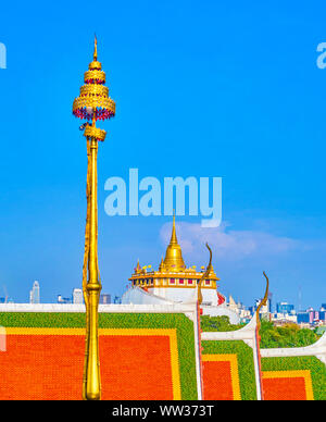 La belle golden Hti parapluie sur le haut de la flèche de Loha Prasat temple et le magnifique temple de montage sur l'arrière-plan, Bangkok, Thaïlande Banque D'Images