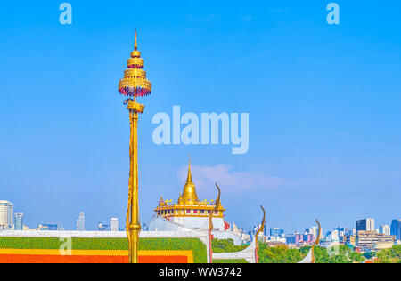 La vue panoramique sur le Mont d'Or Temple sur l'arrière-plan et la flèche de l'Loha Prasat culte avec unbrella doré sur le dessus, Bangkok, Thaïlande Banque D'Images