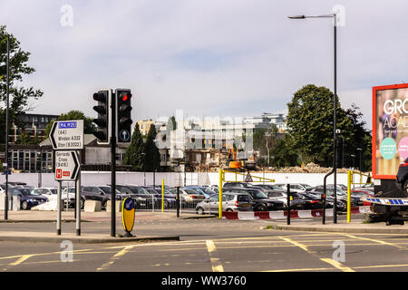 Travaux de construction en cours à Slough, Berkshire, Angleterre, Royaume-Uni, la preuve de l'investissement et la régénération de la ville. Banque D'Images