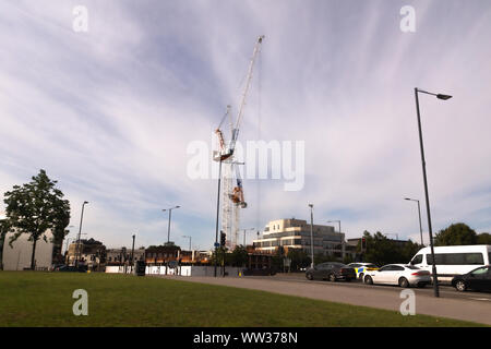 Travaux de construction en cours à Slough, Berkshire, Angleterre, Royaume-Uni, la preuve de l'investissement et la régénération de la ville. Banque D'Images