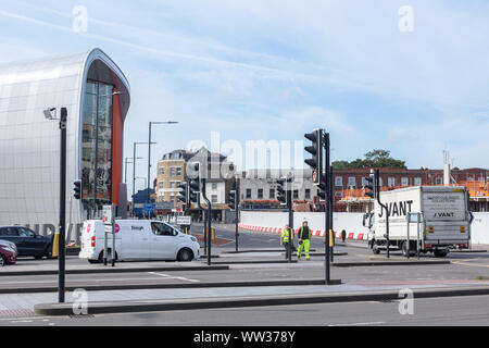 Travaux de construction en cours à Slough, Berkshire, Angleterre, Royaume-Uni, preuve d'investissement et de régénération de la ville. La Courbe. Banque D'Images