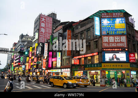 Allumé colorée signes publicité et panneaux sur la rue en taïwanais Zhen Zhong District près de la gare principale de Taipei en centre-ville le soir Banque D'Images