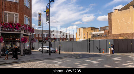 Travaux de construction en cours à Slough, Berkshire, Angleterre, Royaume-Uni, la preuve de l'investissement et la régénération de la ville. Banque D'Images