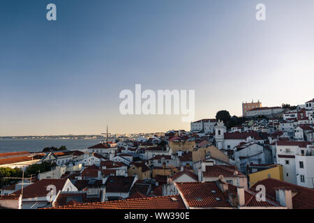 Vue aérienne de toits oranges et maisons au bord de la mer au coucher du soleil dans le sud de l'Europe, Porto, Portugal Banque D'Images