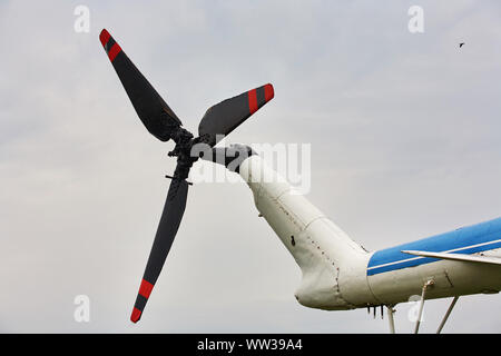 L'hélice de l'hélicoptère close-up contre un ciel gris. Banque D'Images