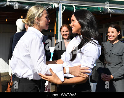 La duchesse de Kent (à droite) hugs designer Misha Nonoo lors du lancement de la collection capsule fonctionne Smart à John Lewis dans Oxford Street, Londres. Banque D'Images