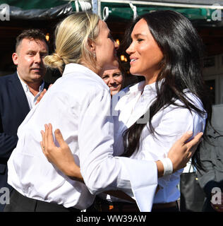 La duchesse de Kent (à droite) hugs designer Misha Nonoo lors du lancement de la collection capsule fonctionne Smart à John Lewis dans Oxford Street, Londres. Banque D'Images