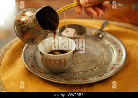 Café bosniaque traditionnel servi dans un café Sarajevo, Bosnie-Herzégovine Banque D'Images