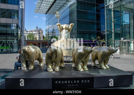 L'ours à Berlin avec quadriga Kranzler Eck Banque D'Images