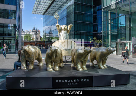 L'ours à Berlin avec quadriga Kranzler Eck Banque D'Images