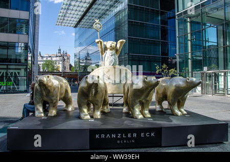 L'ours à Berlin avec quadriga Kranzler Eck Banque D'Images