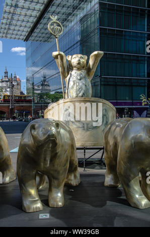 L'ours à Berlin avec quadriga Kranzler Eck Banque D'Images