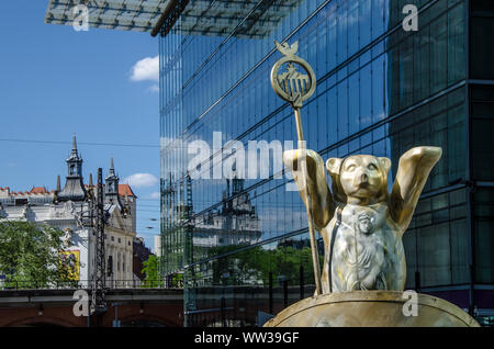 L'ours à Berlin avec quadriga Kranzler Eck Banque D'Images