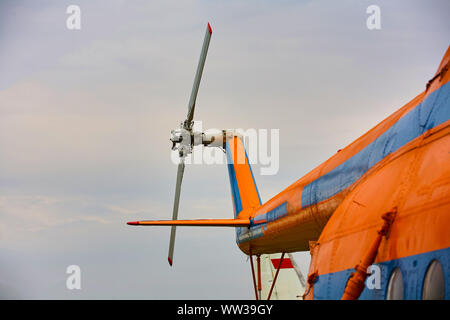 L'hélice de l'hélicoptère close-up contre un ciel gris. Banque D'Images