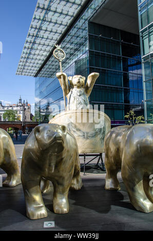 L'ours à Berlin avec quadriga Kranzler Eck Banque D'Images