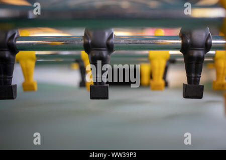 Close-up of a baby-foot avec des chiffres noirs et jaunes Banque D'Images