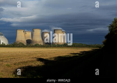 Les tours de refroidissement de Drax Power Station, North Yorkshire, England UK Banque D'Images