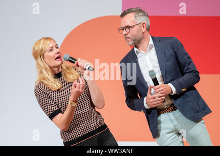 Nuremberg, Allemagne. Sep 12, 2019. Christina Kampmann et Michael Roth, candidat pour duo Présidence du parti SPD, se présenter aux membres de SPD bavarois dans une conférence régionale. Sur 23 annonces pour les candidats à la présidence du parti sont de se présenter aux membres du SPD juste en face de la République. Crédit : Daniel Karmann/dpa/Alamy Live News Banque D'Images