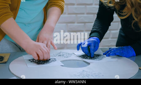 Les femmes designers décorateurs, cercle en bois peinture decoration Banque D'Images